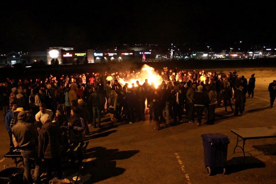 Photo Feature: Students stay warm at bon fire – UCCS Communique