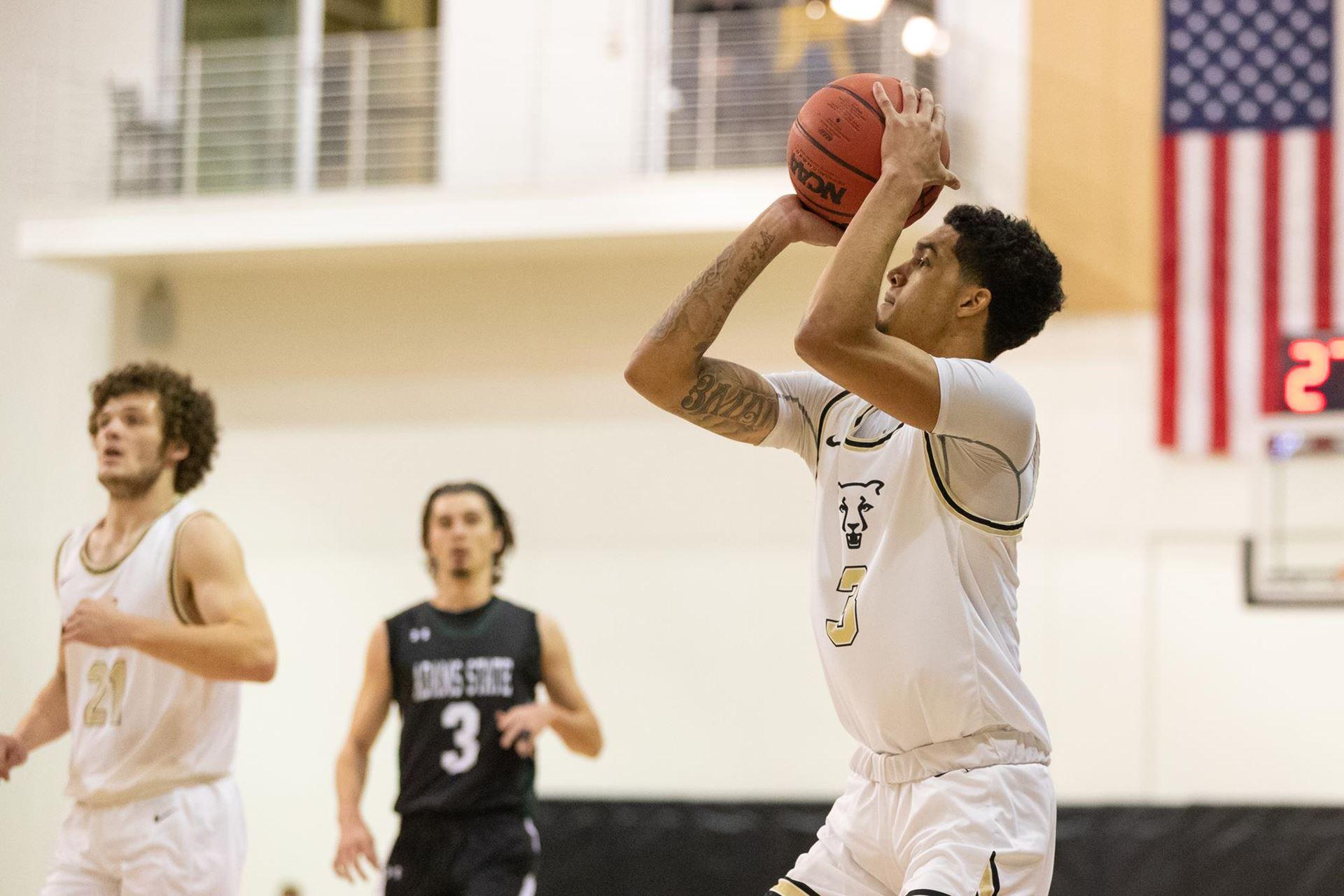 DaRaun Clark shooting the basketball